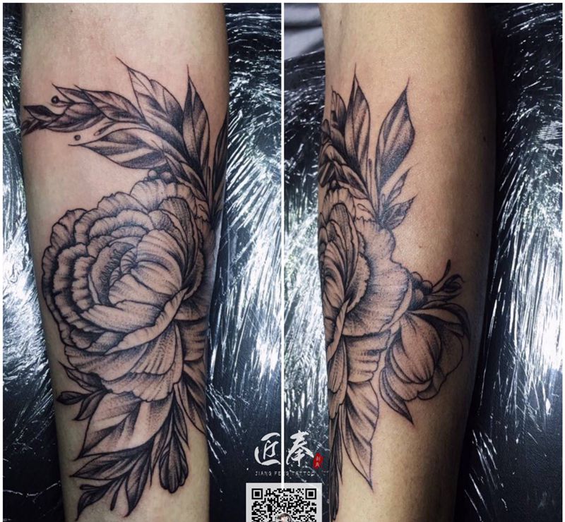 花卉纹身图片_手部欧美写实点刺纹身图案