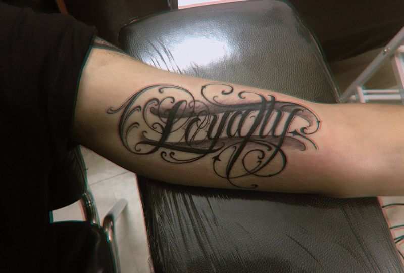 奇卡诺花体纹身图片_手部花体字纹身图案