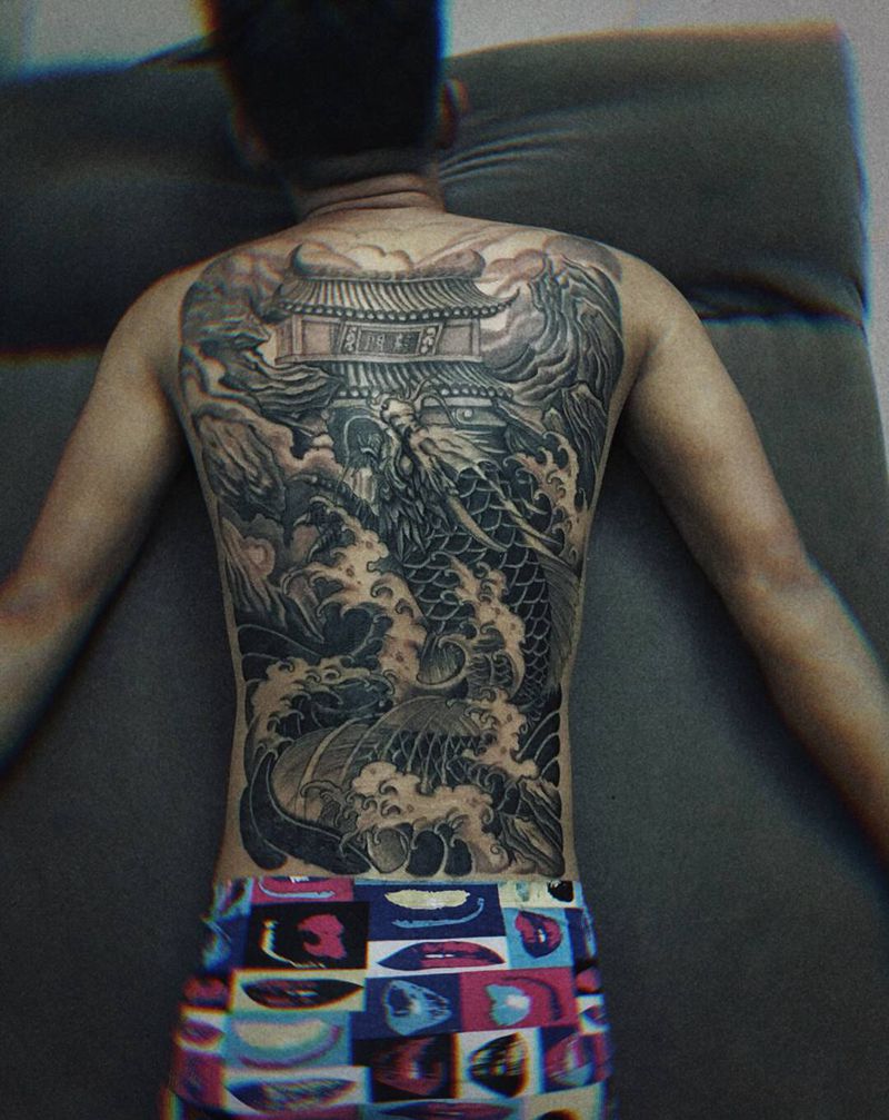 跃龙门纹身图片_背部老传统神话纹身图案