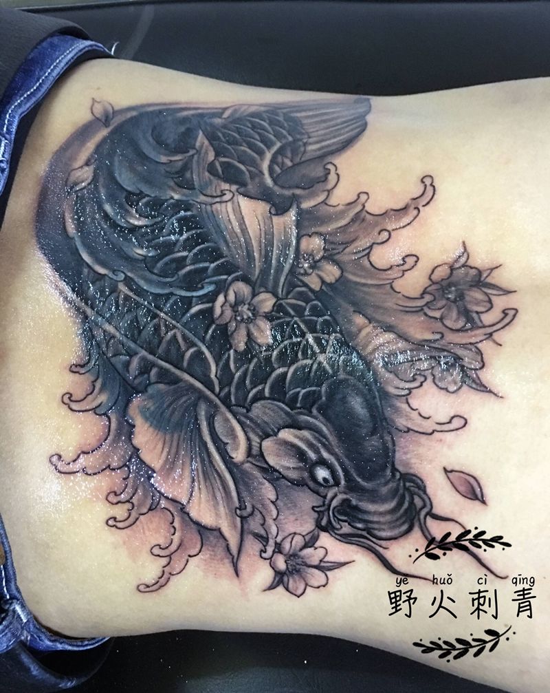 新传统鲤鱼 覆盖纹身图片_腰部新传统鲤鱼纹身图案