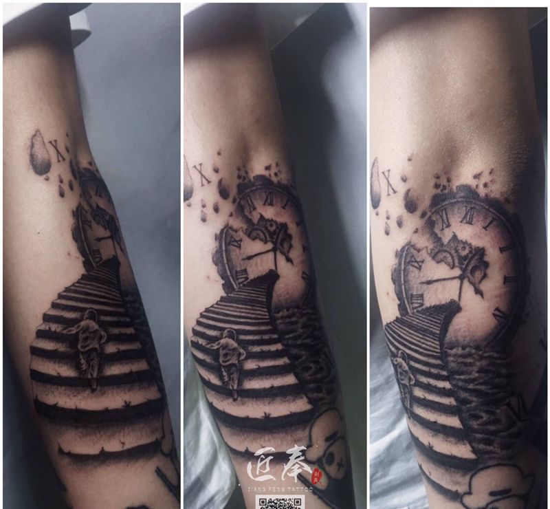时间阶梯纹身图片_手部欧美写实纹身图案