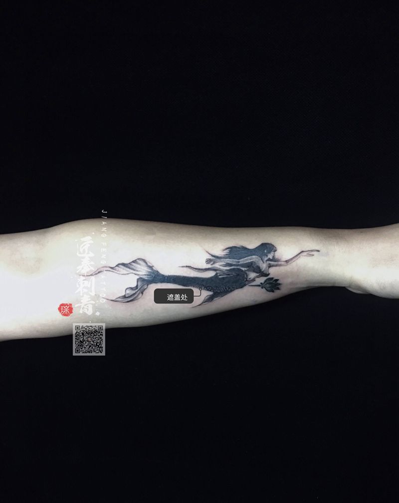 美人鱼遮盖纹身图片_手部欧美写实纹身图案