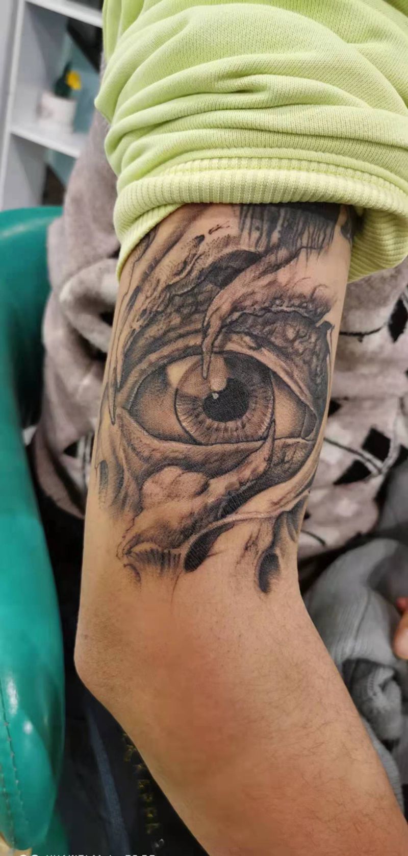 恢复中纹身图片_手臂欧美写实纹身图案