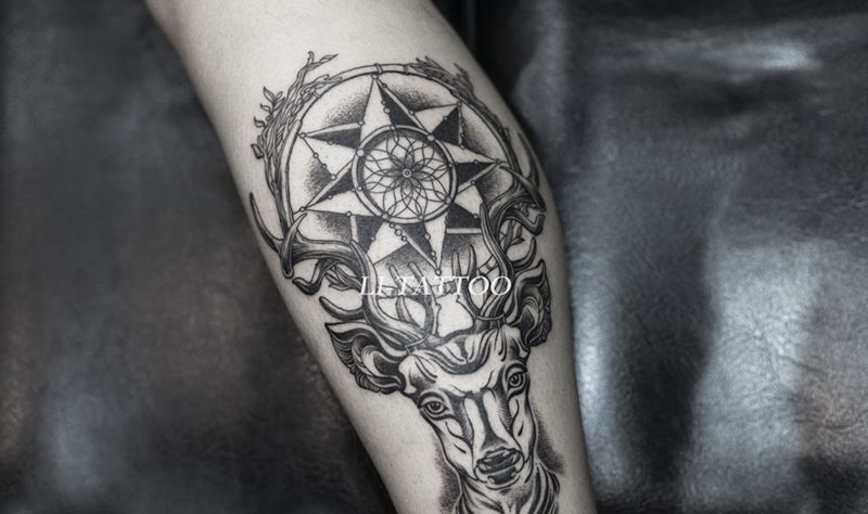 鹿纹身图片_腿部脚部几何欧美写实叶子鹿头捕梦网纹身图案