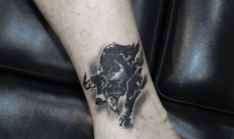 疤痕覆盖纹身图片_脚部腿部水彩水墨牛生肖纹身图案