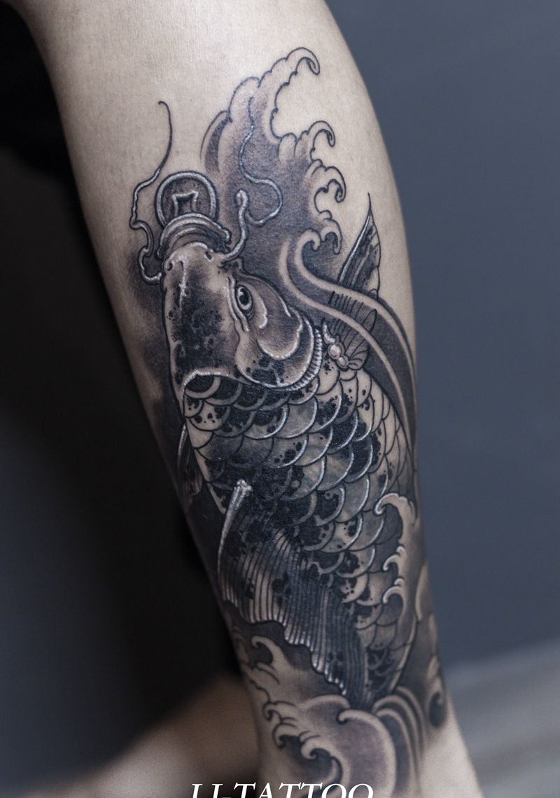 鲤鱼纹身图片_腿部脚部老传统水墨鲤鱼浪花纹身图案