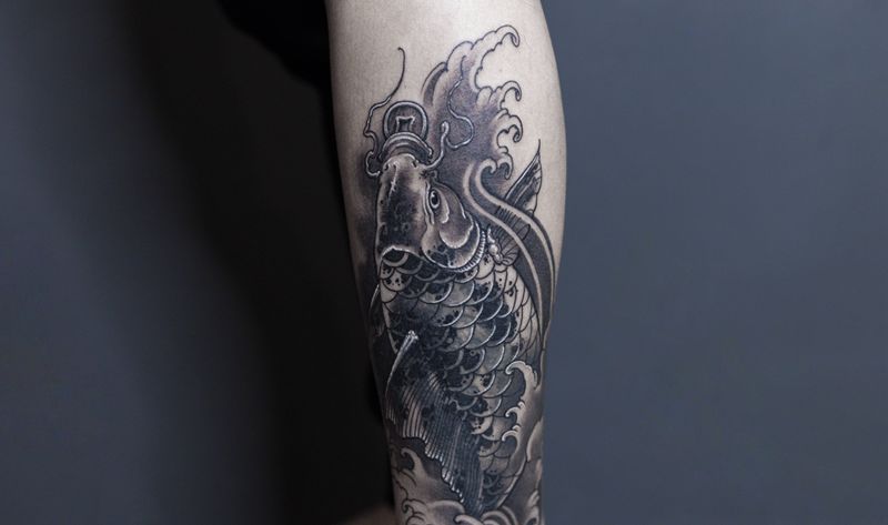 鲤鱼纹身图片_腿部脚部新传统老传统传统鲤鱼浪花纹身图案