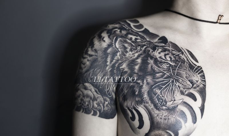 虎纹身图片_胸部肩部欧美写实老传统老虎半甲写实纹身图案