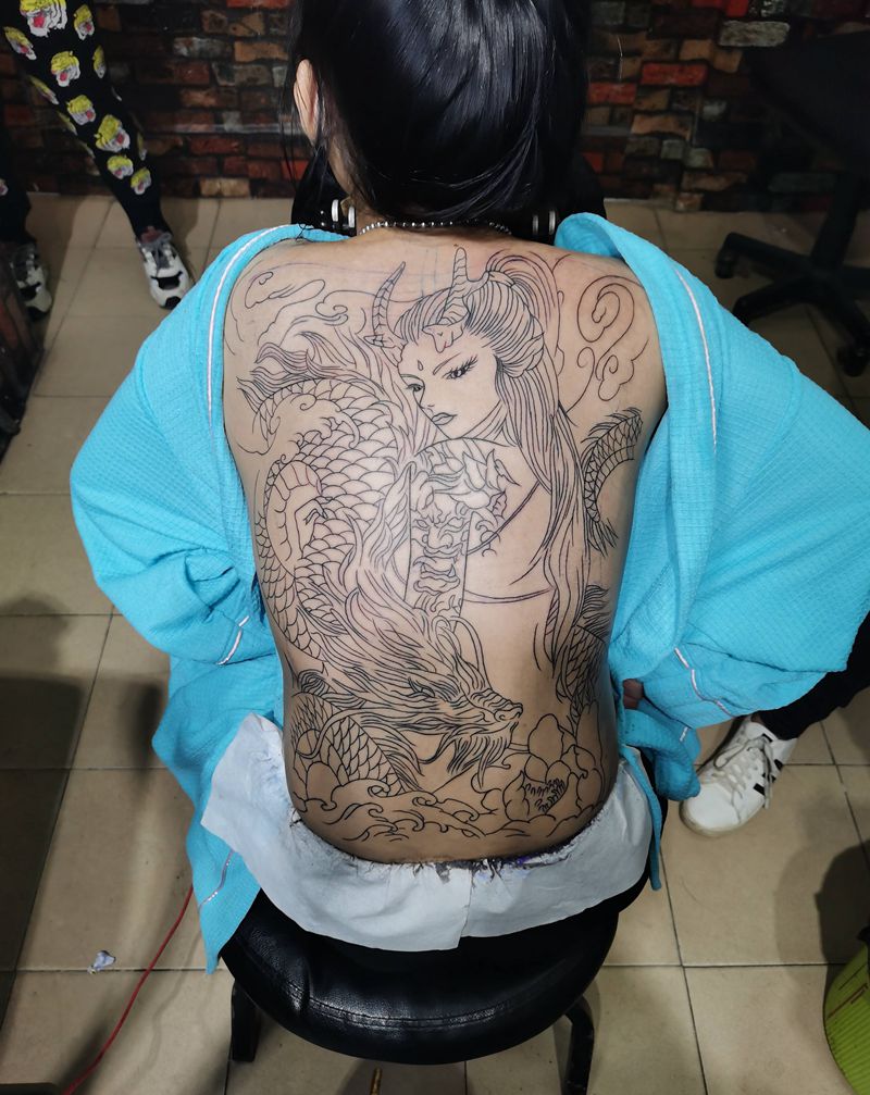 龙妓线条纹身图片_背部纹身图案