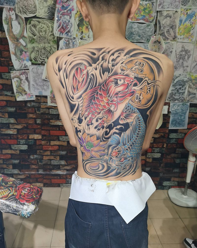 鲤鱼纹身图片_背部纹身图案
