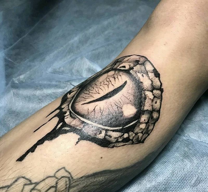 脚艺人纹身图片_欧美写实纹身图案