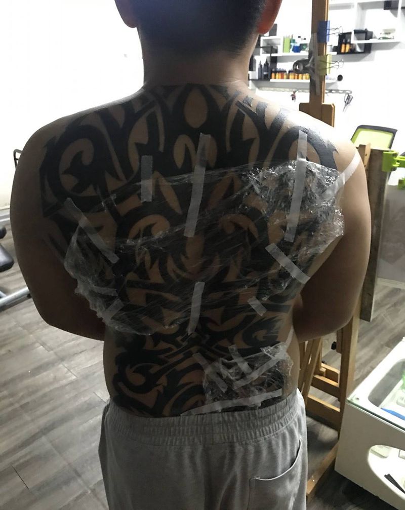 图腾满背纹身图片