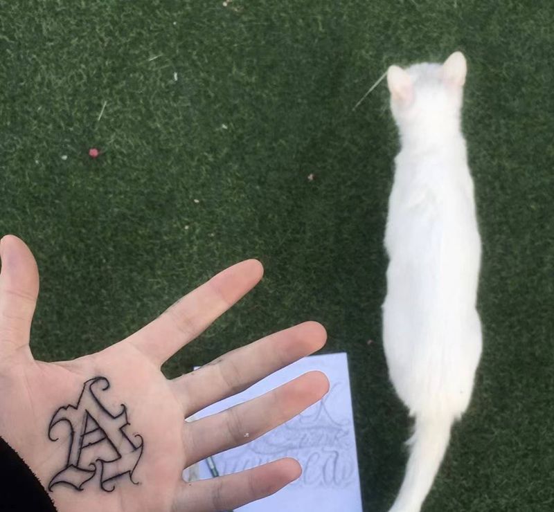 手心纹身图片_手部花体字纹身图案