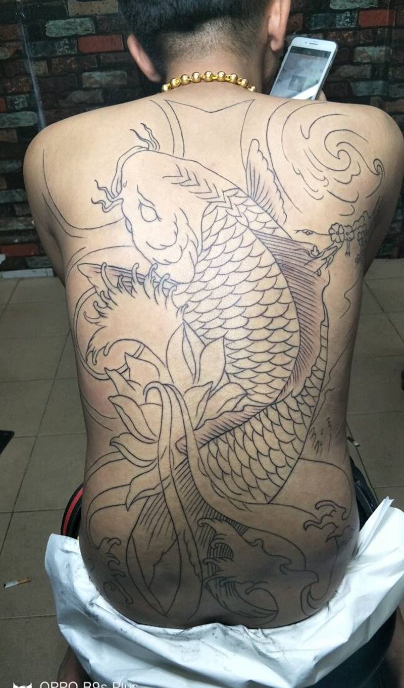 大满背鲤鱼纹身图片