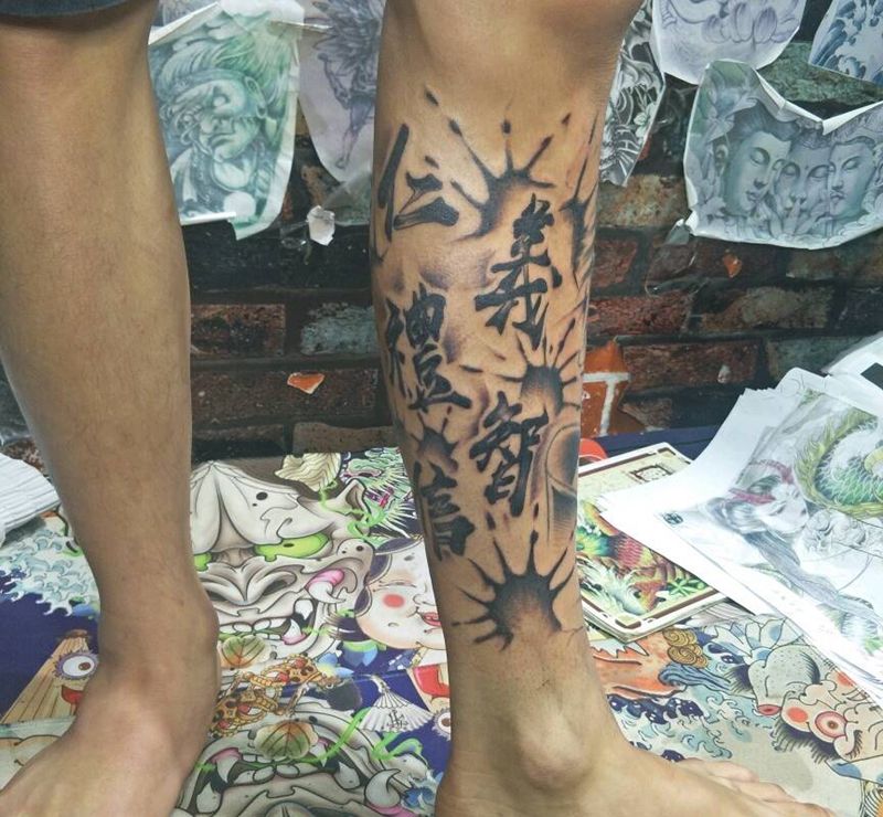 泼墨纹身图片_脚部腿部纹身图案