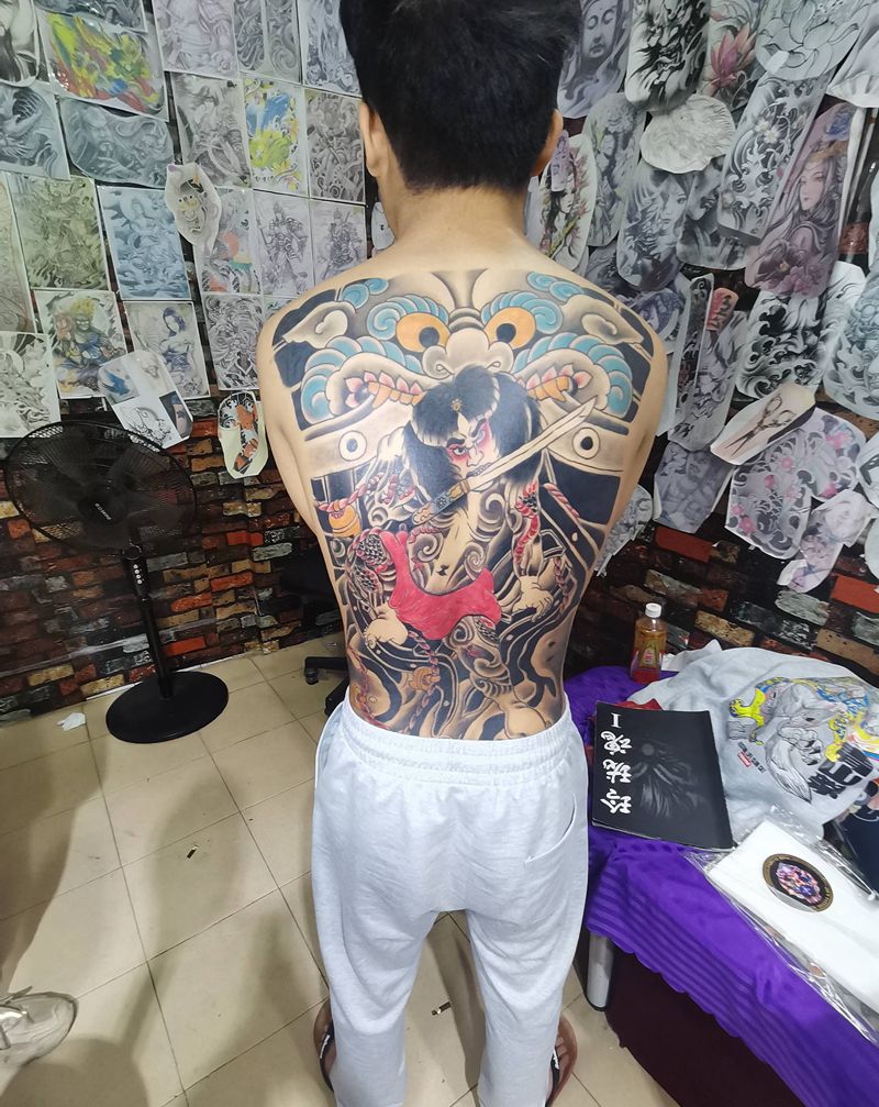 黑色脱皮中…纹身图片_背部纹身图案