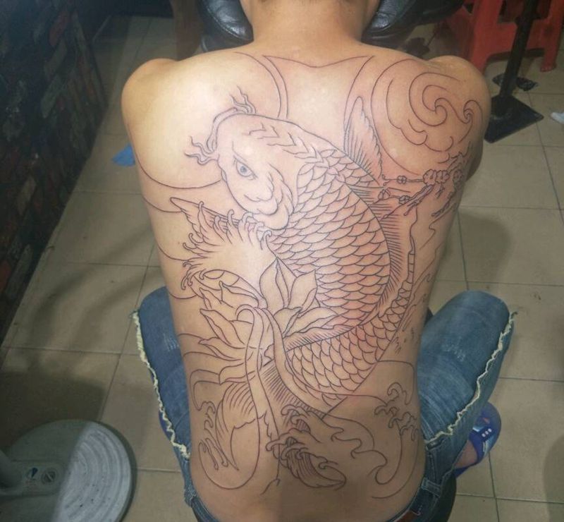 鲤鱼满背线条纹身图片_背部纹身图案