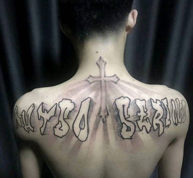 十字架纹身图片_背部欧美写实纹身图案