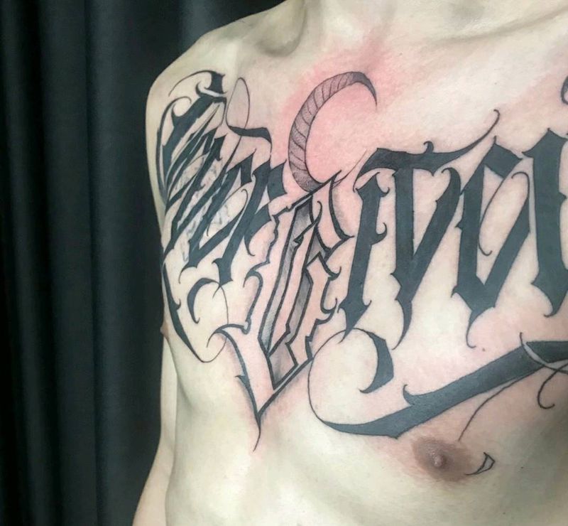 花体纹身图片_胸部花体字纹身图案