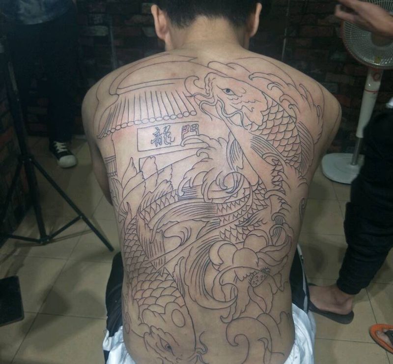 鲤鱼跃龙门纹身图片_背部纹身图案