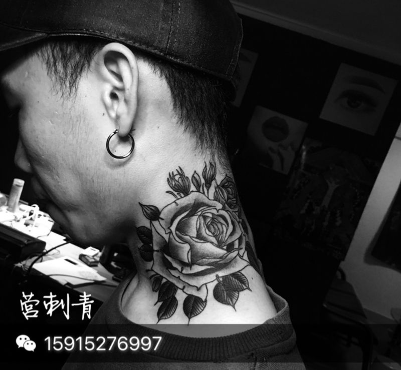 爆个脖子，客人自带图纹身图片