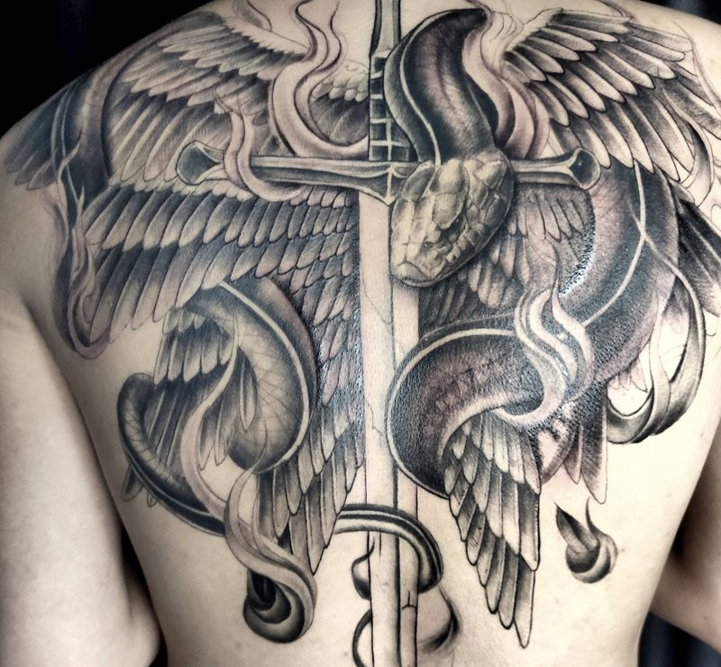 百分之八十纹身图片_背部欧美写实纹身图案