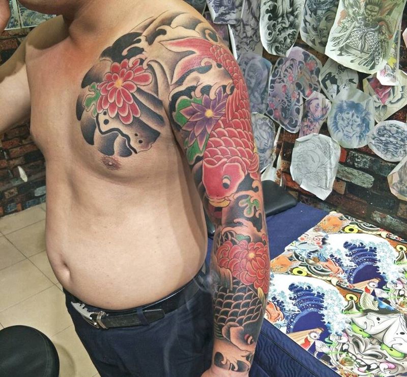 传统锦鲤纹身图片_手臂胸部纹身图案