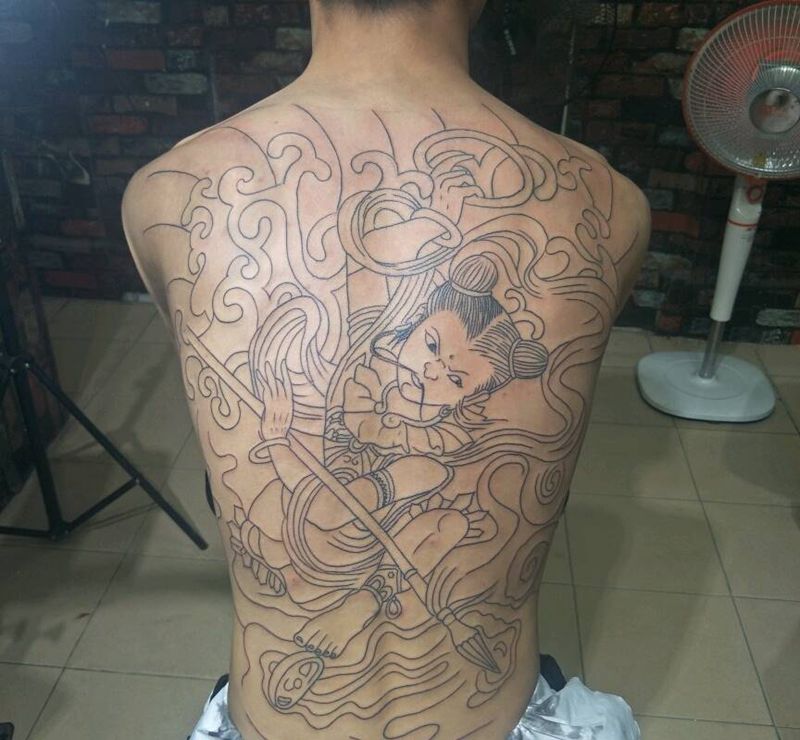 哪吒纹身图片_背部纹身图案