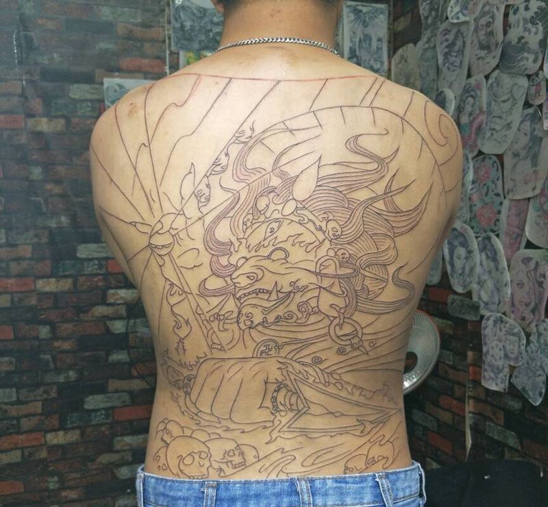 线条完成纹身图片_背部纹身图案