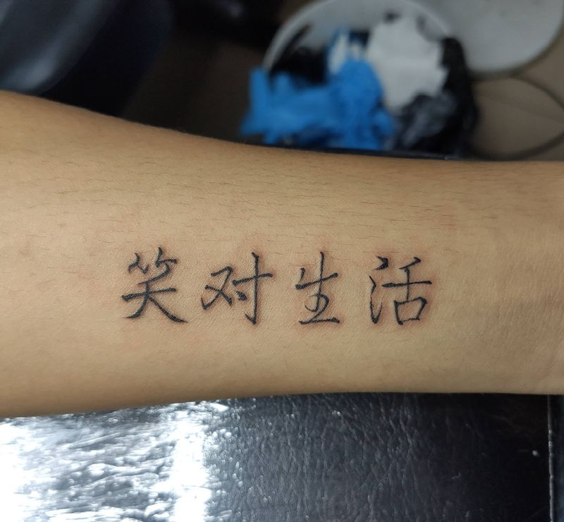 笑对生活纹身图片_手部水墨纹身图案