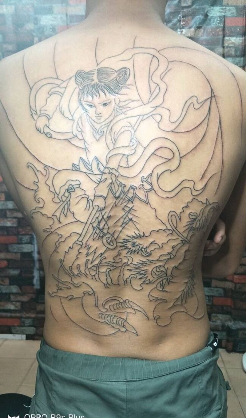 哪吒满背线条纹身图片