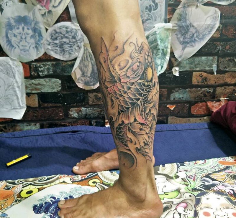 鲤鱼纹身图片_腿部纹身图案