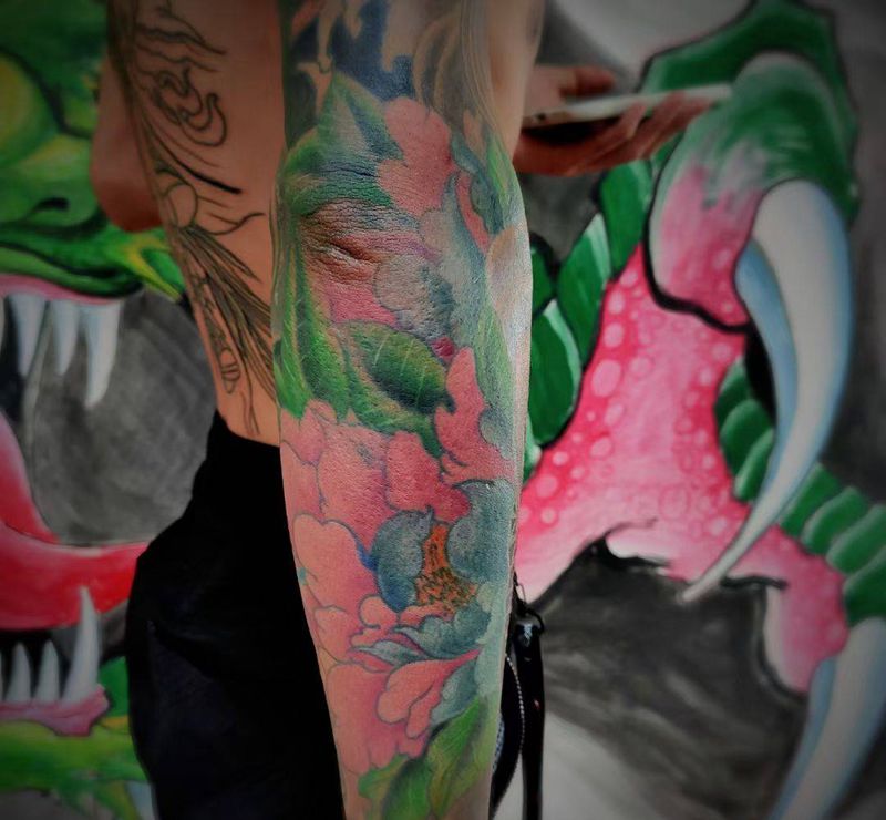 牡丹纹身图片_手部手臂新传统纹身图案