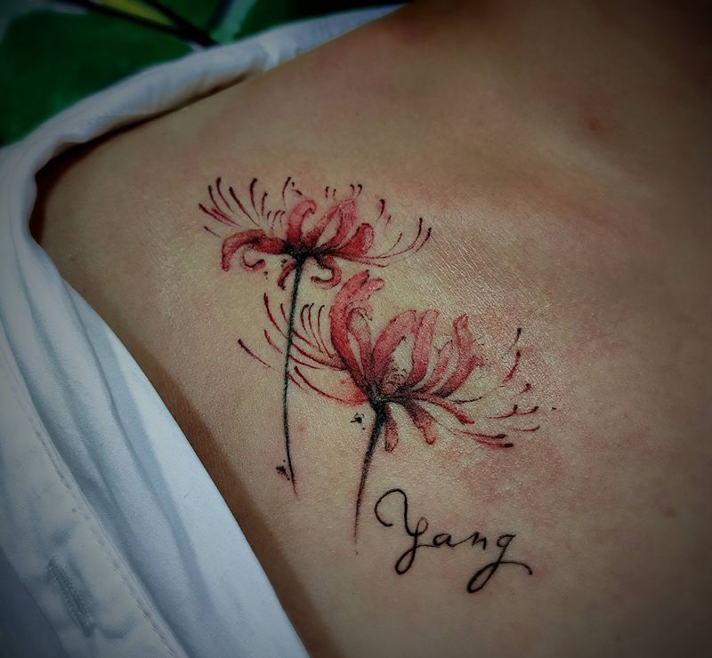 彼岸花纹身图片_胸部水彩水墨纹身图案