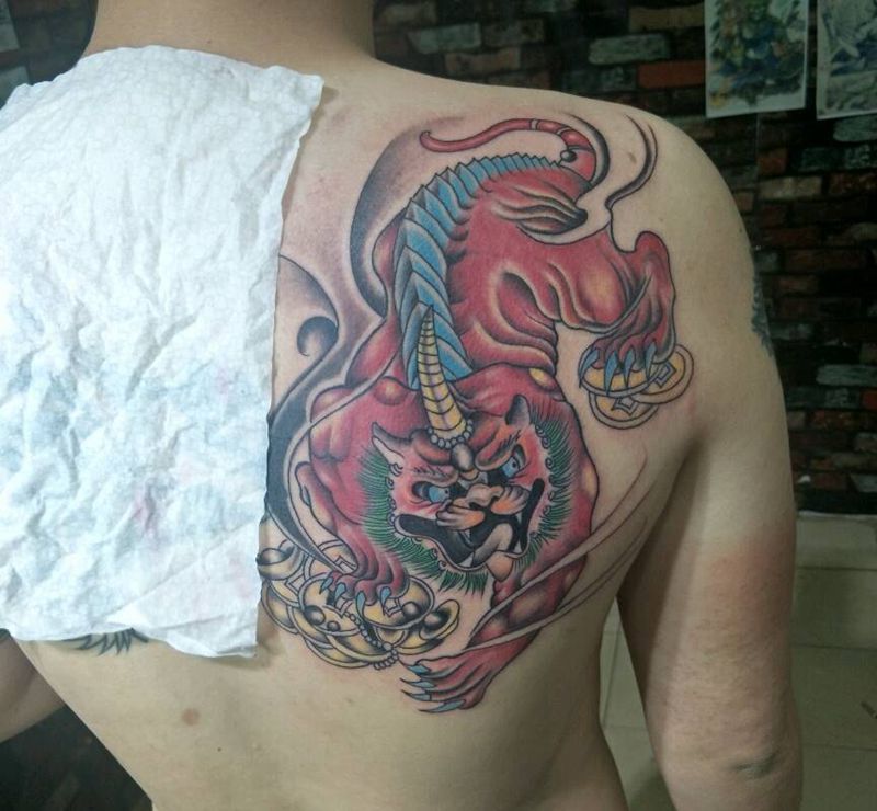貔貅纹身图片_背部纹身图案