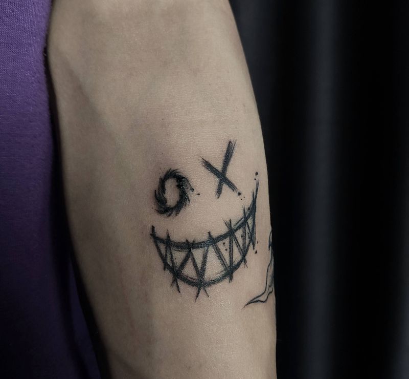 笑脸纹身图片_手臂臀部点刺图腾纹身图案