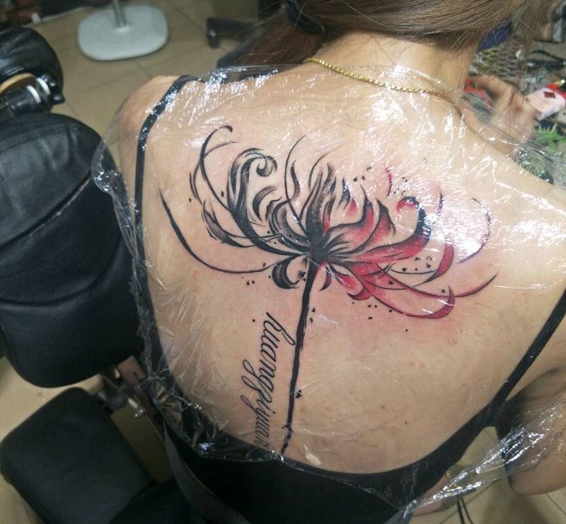 美女说不疼纹身图片_背部纹身图案