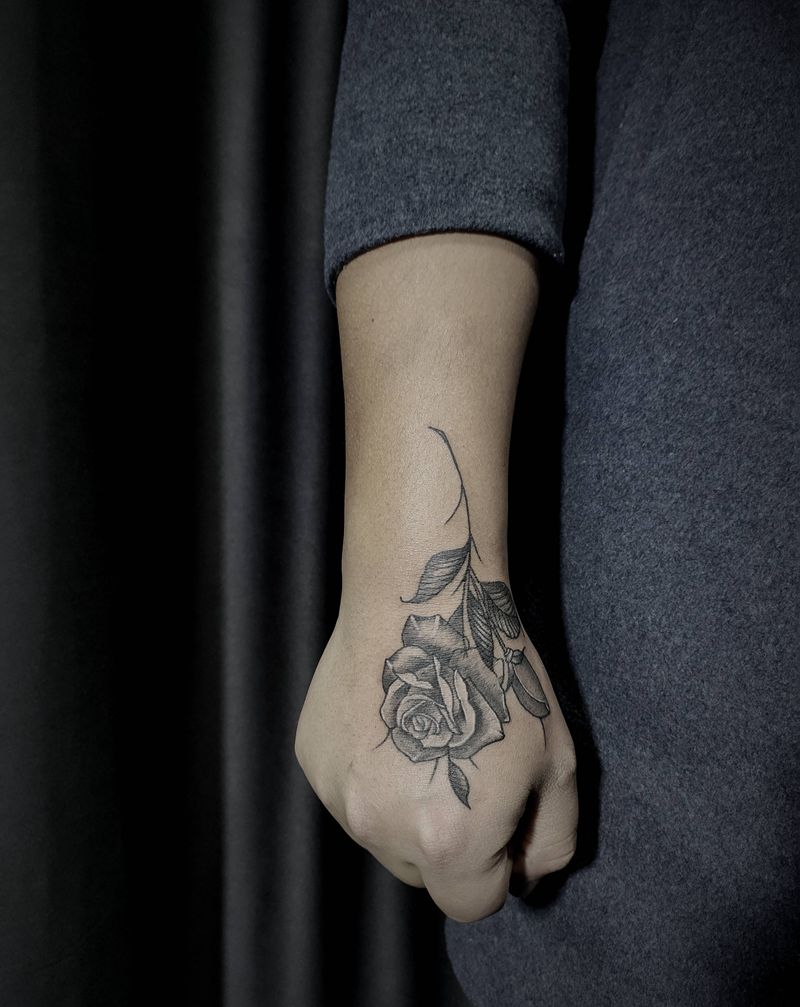 玫瑰花纹身图片_手部欧美写实New School纹身图案