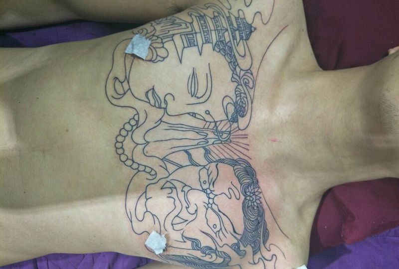 花胸纹身图片_胸部纹身图案