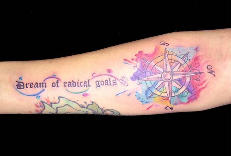 水彩指南针纹身图片