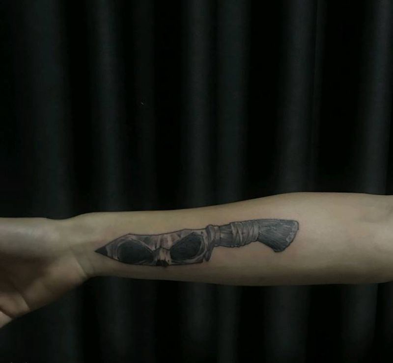 匕首纹身图片_手臂欧美写实点刺匕首纹身图案