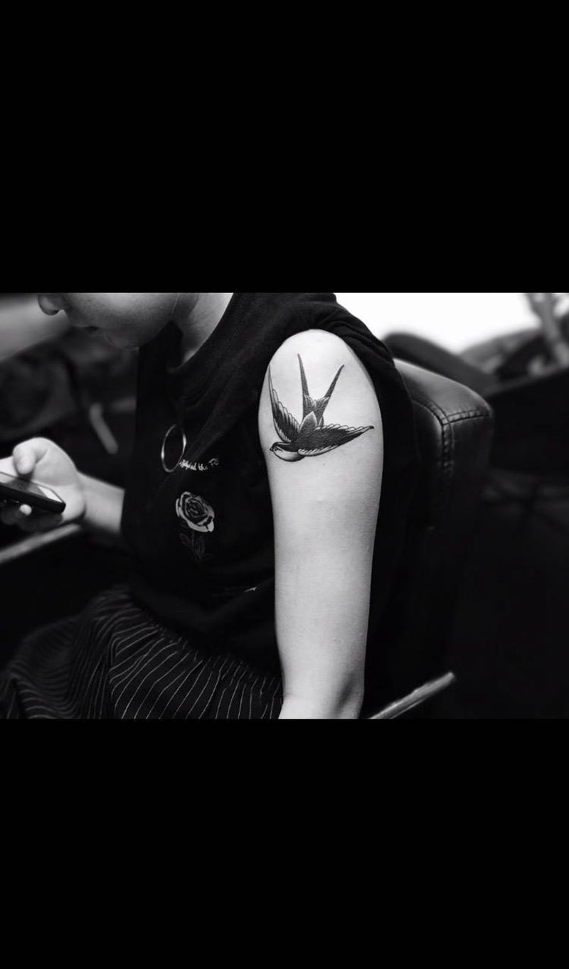 小燕子纹身图片