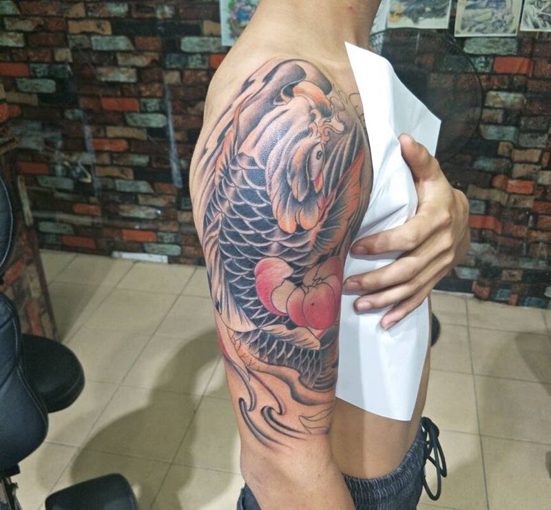 鲤鱼纹身图片_手臂纹身图案