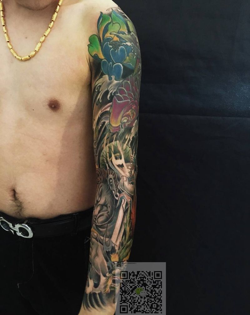 上臂原来小黑鱼添加花臂纹身图片