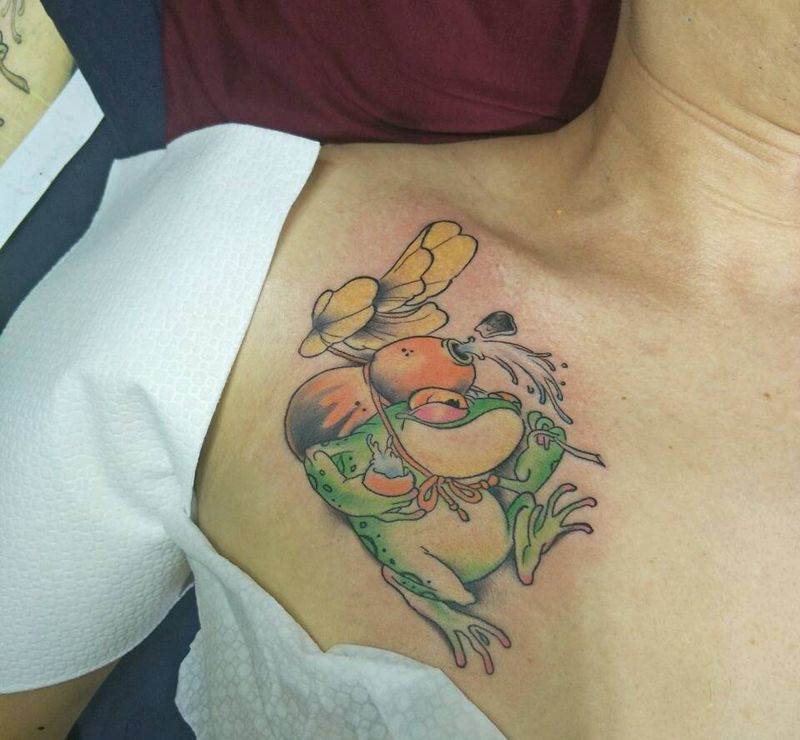 青蛙纹身图片_胸部纹身图案