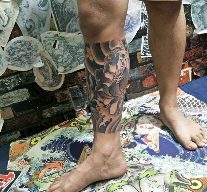 荷花纹身图片_腿部纹身图案