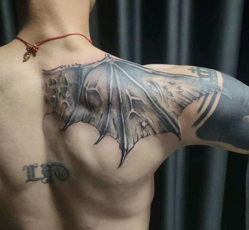 蝙蝠翅膀纹身图片_背部欧美写实翅膀纹身图案
