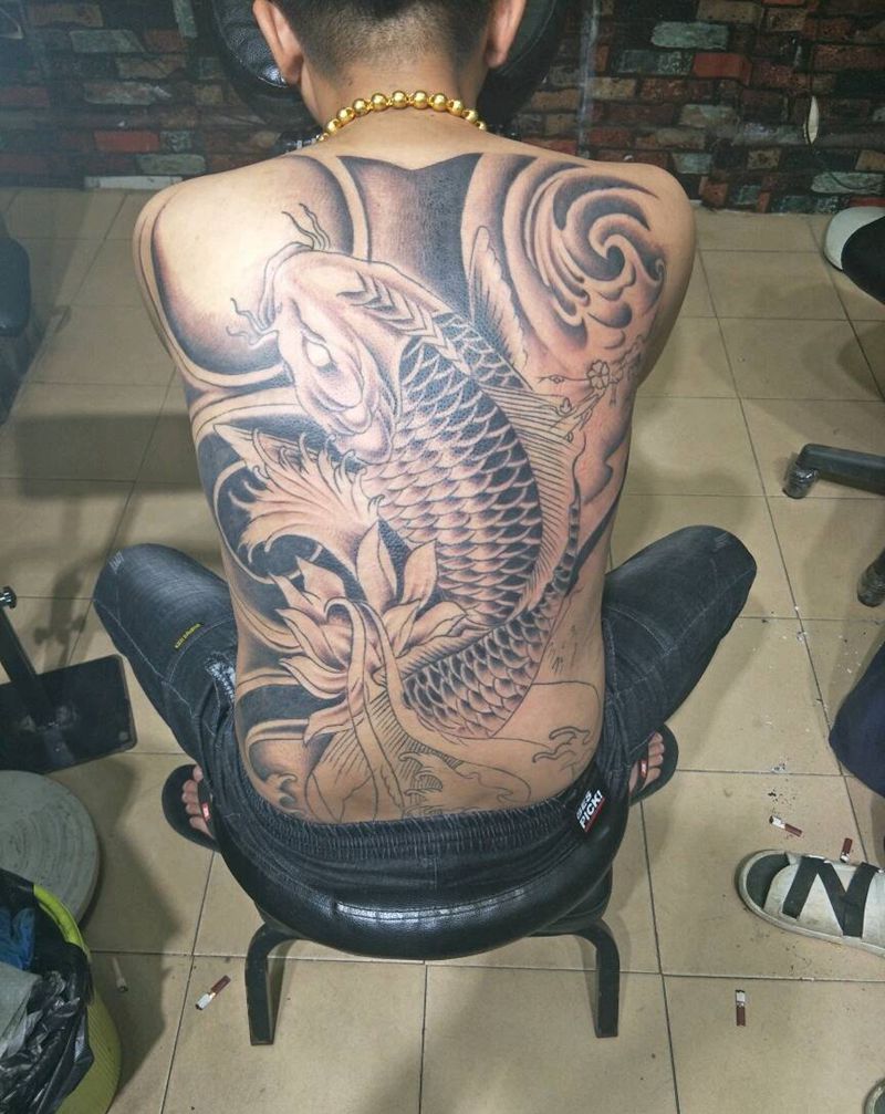 鲤鱼未完纹身图片_背部纹身图案