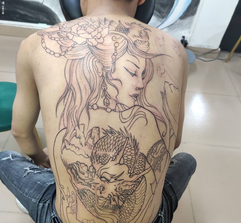 满背龙妓纹身图片_背部新传统纹身图案
