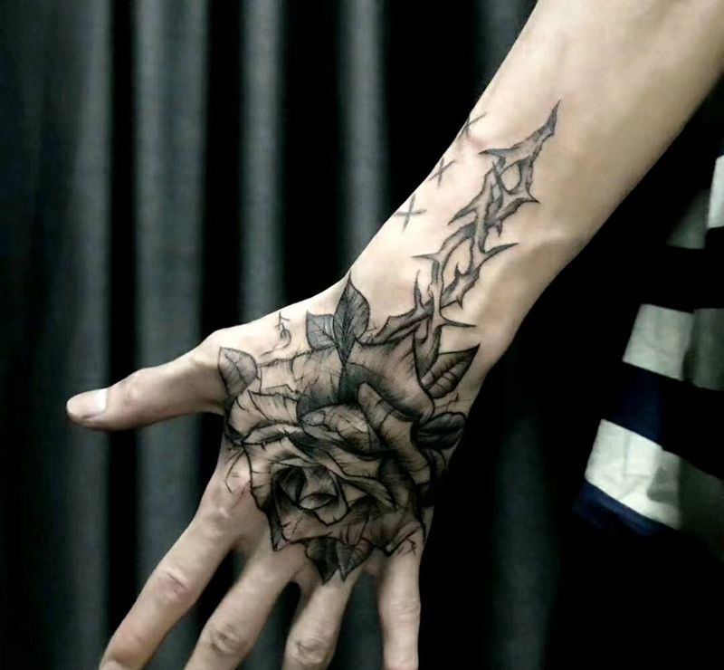 暗黑花纹身图片_手部点刺花体字花纹身图案